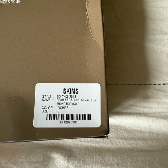 SKIMS SHAPEWEAR SEAMLESS SCULPT STRAPLESS THONG BODYSUIT BEIGE S - Picture 3 of 5